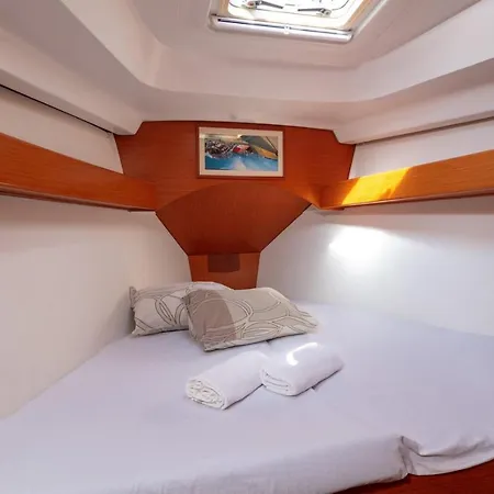 船上ホテル Beneteau Cyclades 43.3 - Arkina Sailing Boat