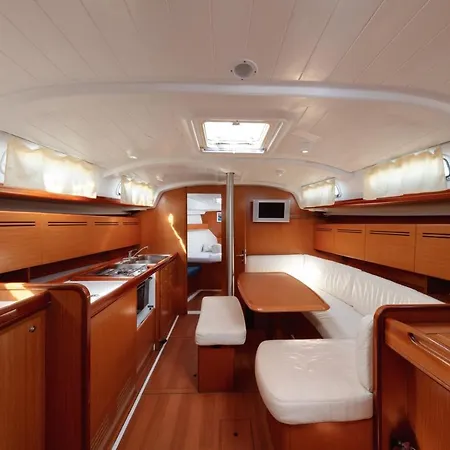 Botel Beneteau Cyclades 43.3 - Arkina Sailing Boat